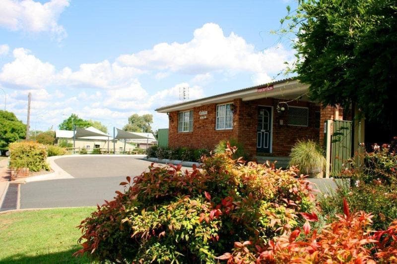 Cadman Motor Inn & Apartments main
