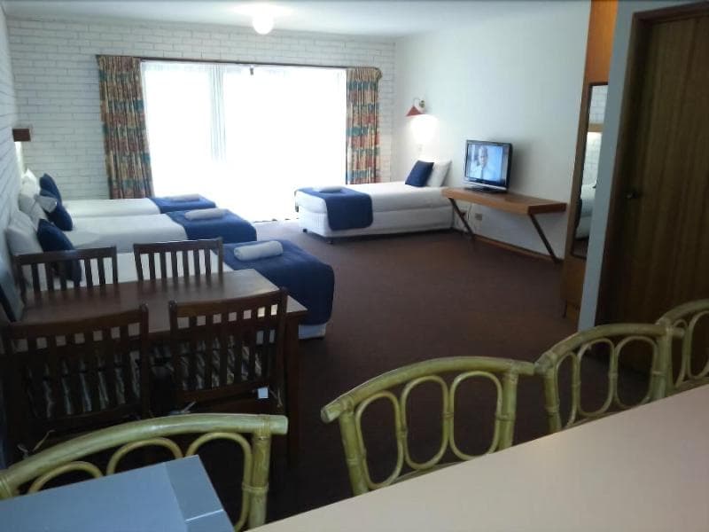 Barooga Country Inn Motel 4