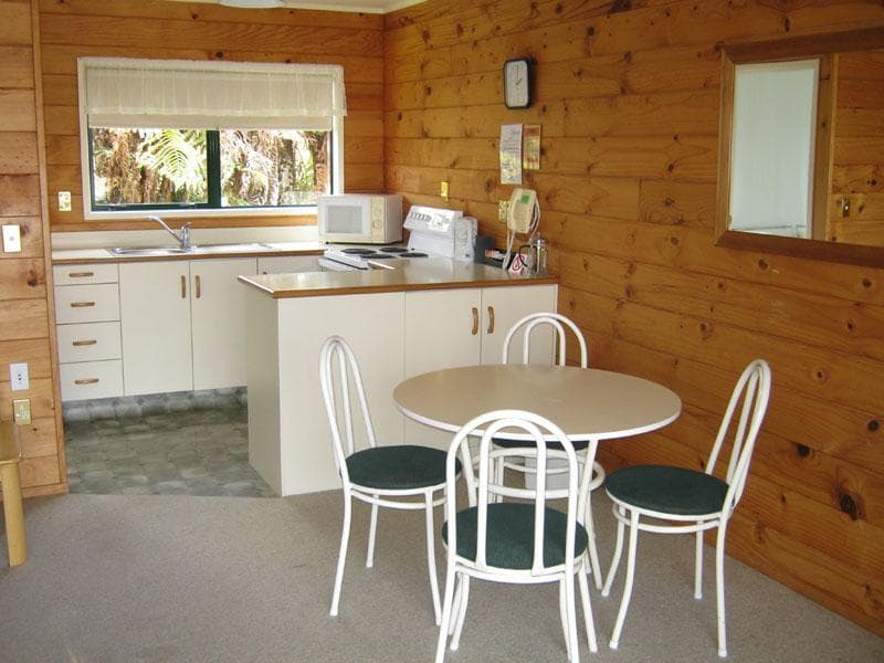 Cedarwood Lakeside Motel & Conference Venue 4