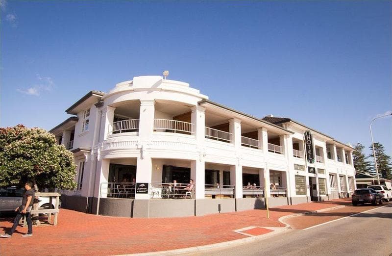 Cottesloe Beach Hotel 4