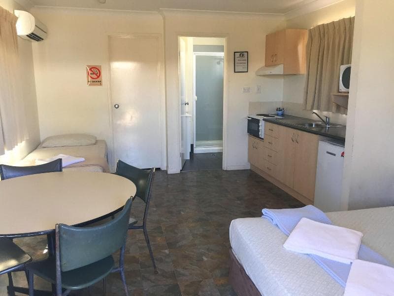Inland Oasis Motel 4