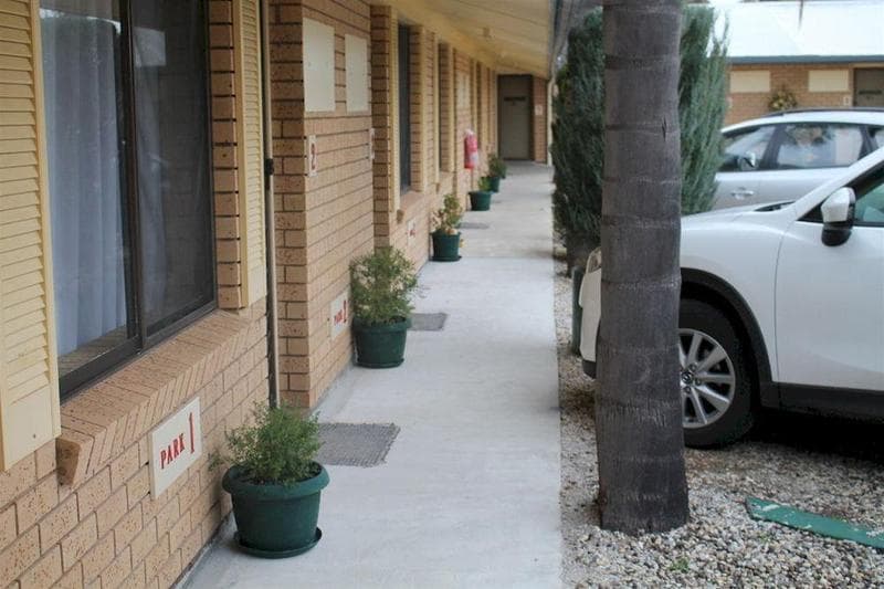 Lone Pine Motel main