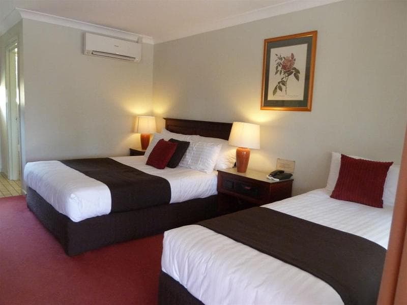 Mcnevins Warwick Motel photo 1