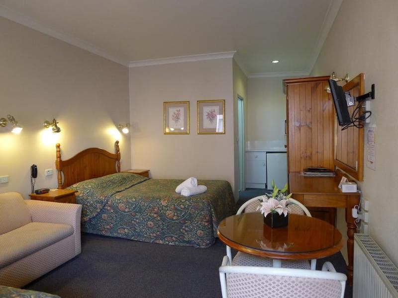 New England Motor Inn 4
