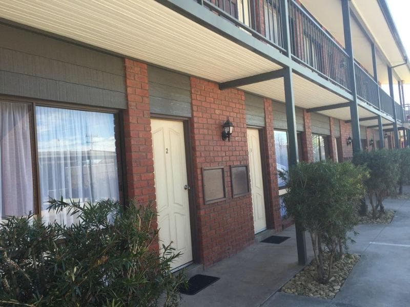 Ploughmans Motor Inn 5