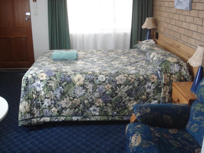 Settlers Motor Inn 5