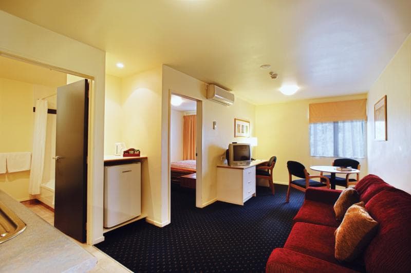 Ventura Inn & Suites Hamilton 2