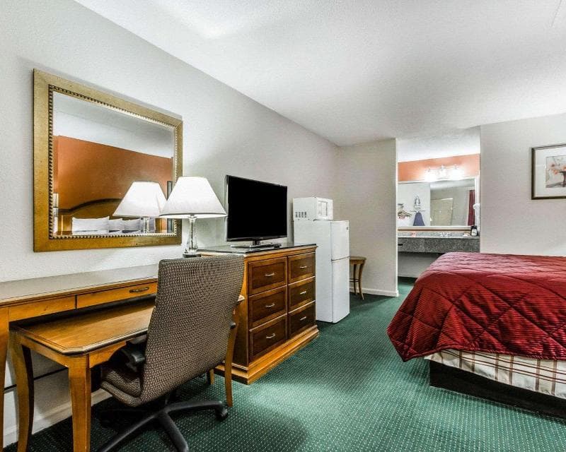 Econo Lodge Inn & Suites 3