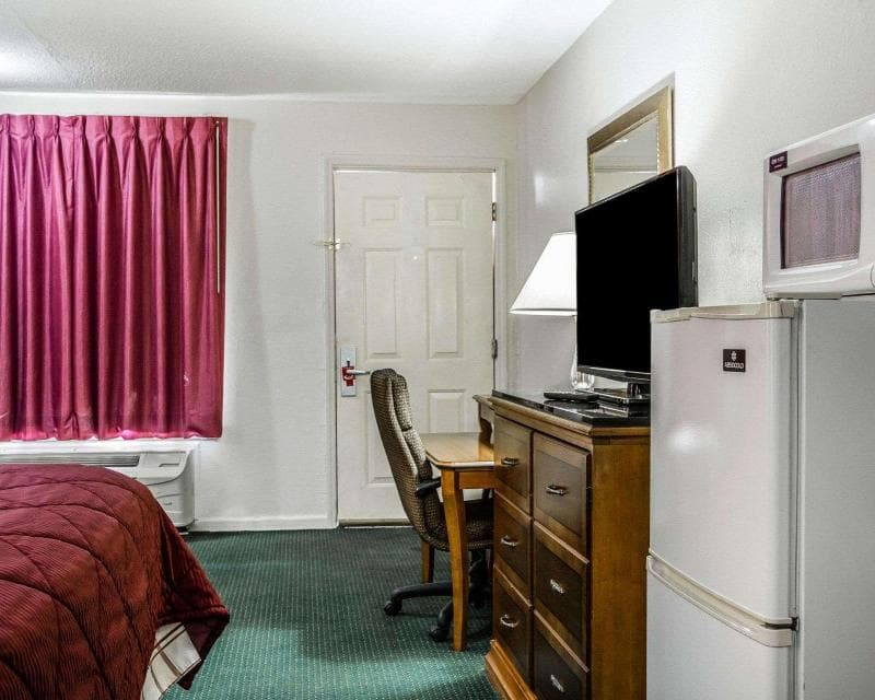 Econo Lodge Inn & Suites 4