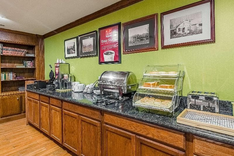 Econo Lodge Inn & Suites Southwest 3