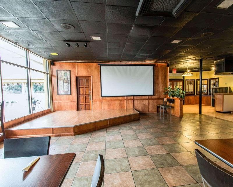 Econo Lodge 4