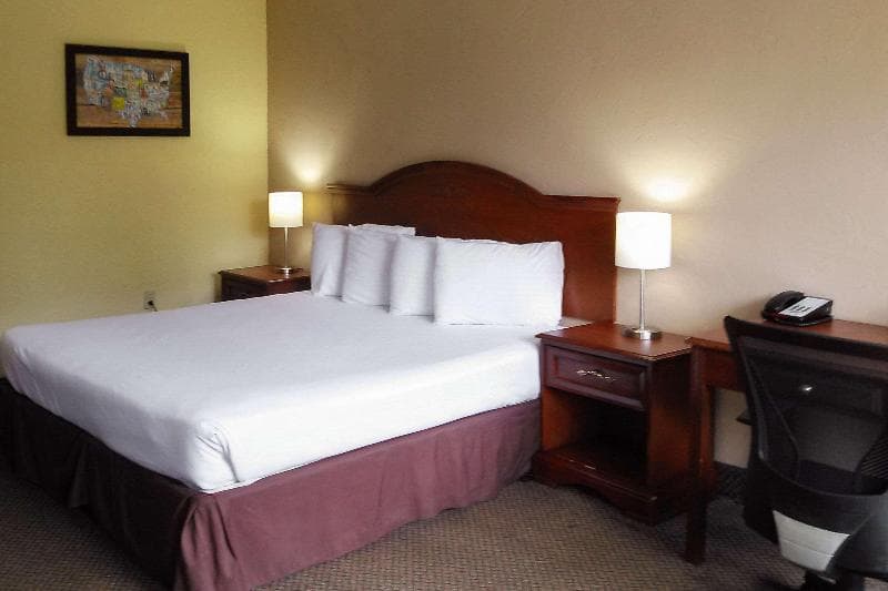 Econo Lodge 3