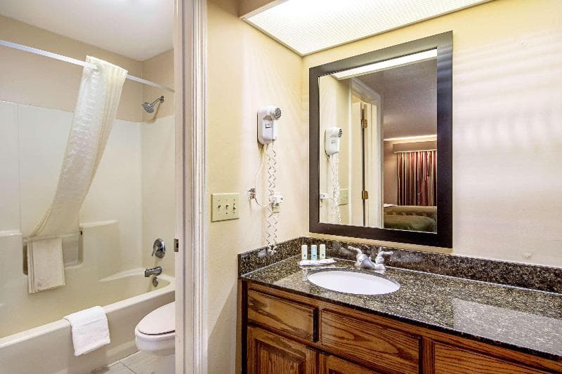 Quality Inn 4