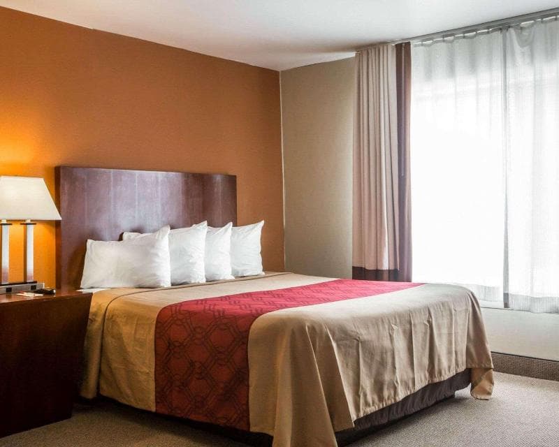 Econo Lodge Lakes Region 4