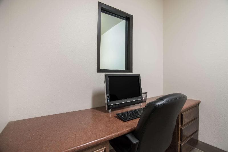 Econo Lodge 5