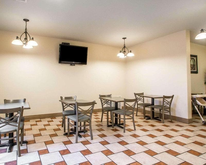 Econo Lodge 2