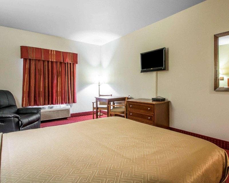 Econo Lodge 3
