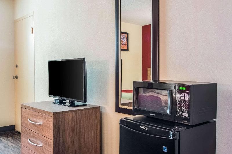 Econo Lodge 3