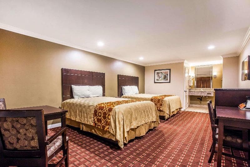 Rodeway Inn And Suites Norwalk photo 1