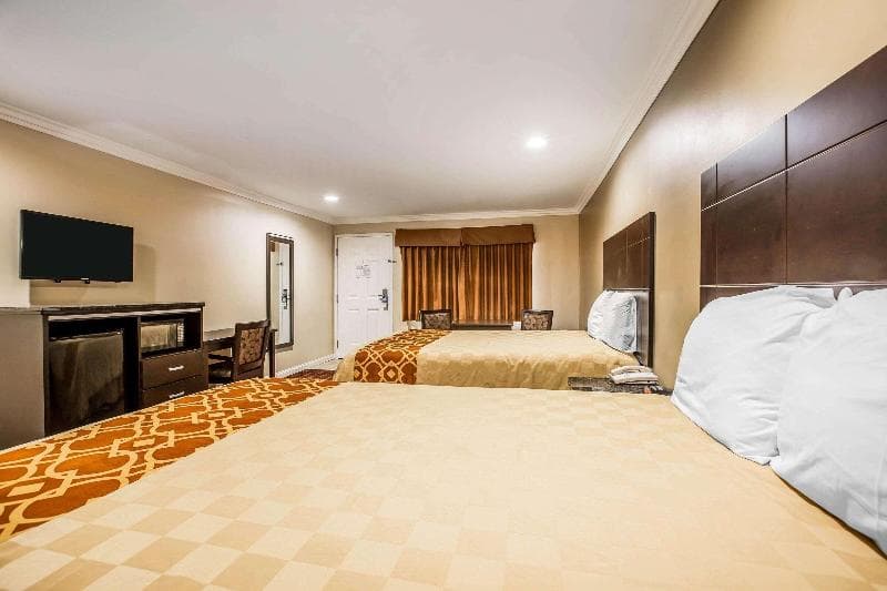 Rodeway Inn And Suites Norwalk 5