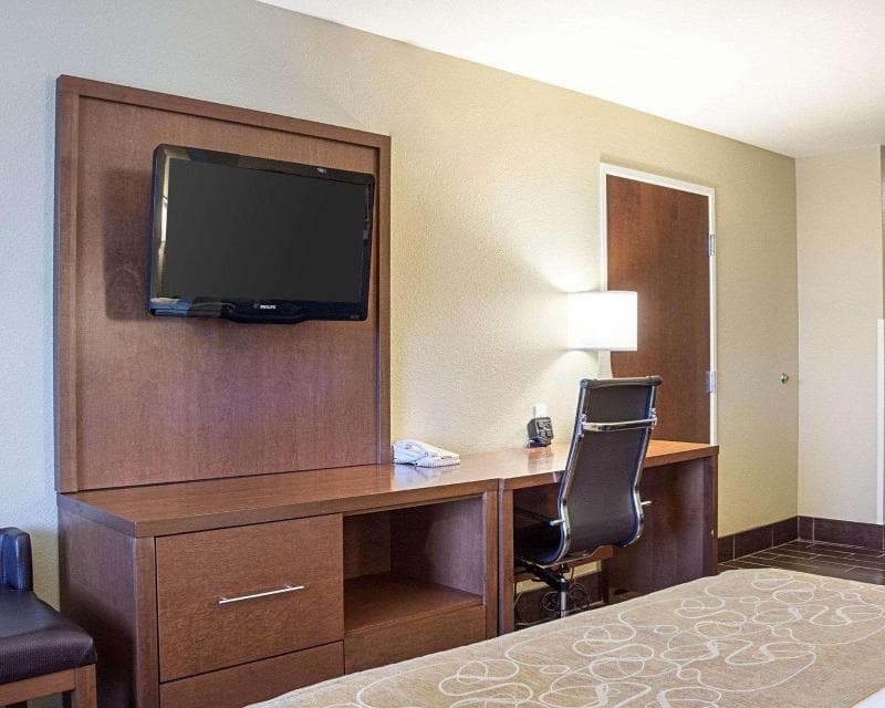 Comfort Suites Minot 1