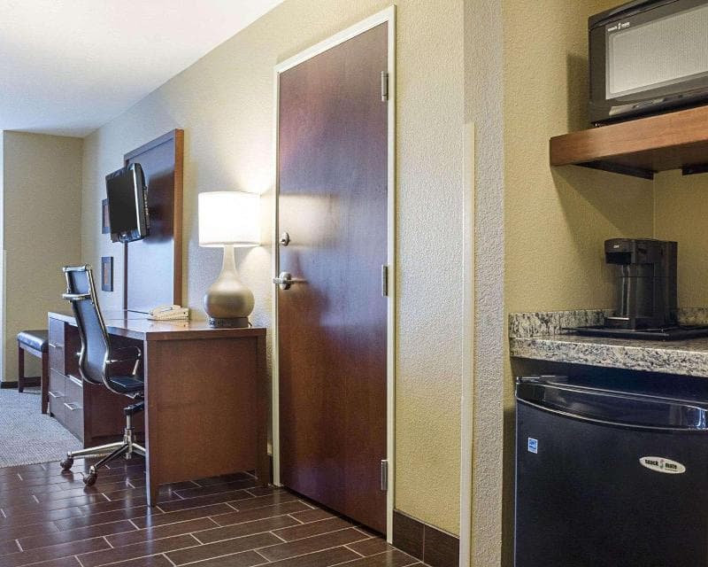 Comfort Suites Minot 3