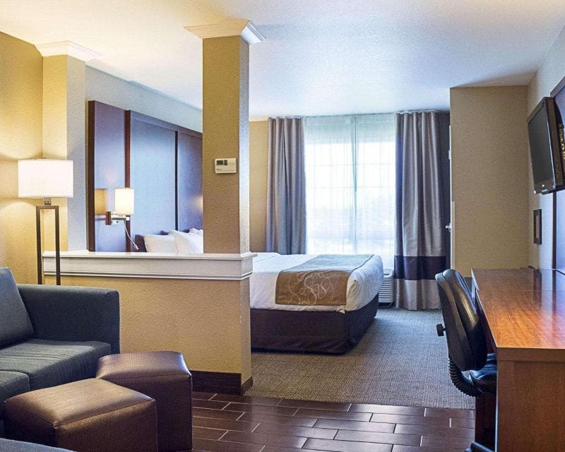Comfort Suites Minot 5