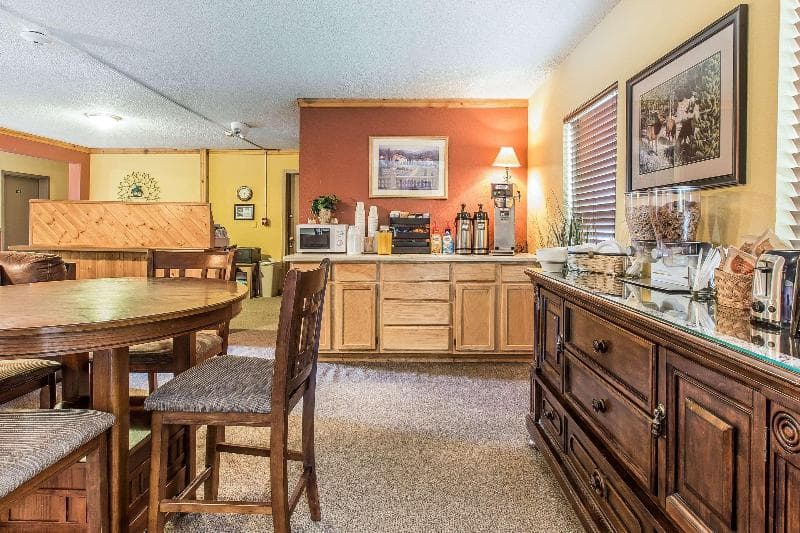 Rodeway Inn Rifle 5