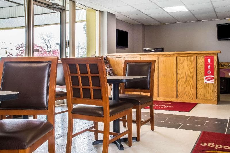 Econo Lodge Rochester 4