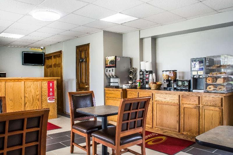 Econo Lodge Rochester 5