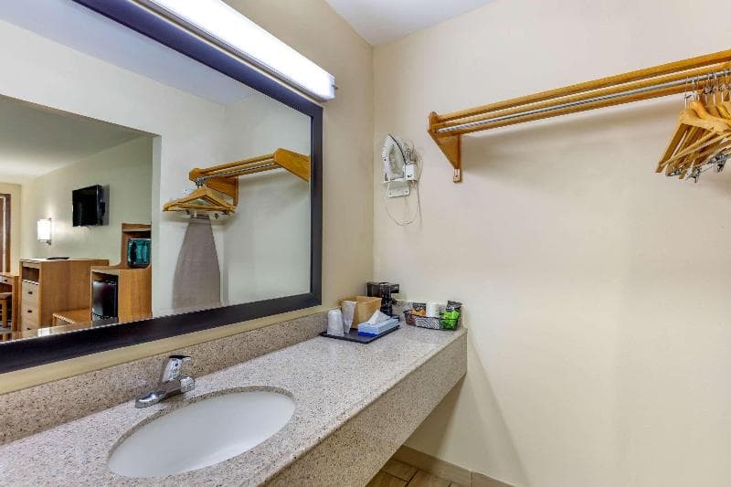 Econo Lodge Kosciusko 3