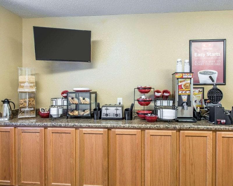 Econo Lodge 4