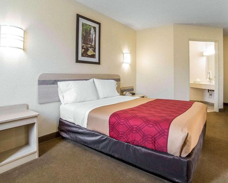 Econo Lodge 2