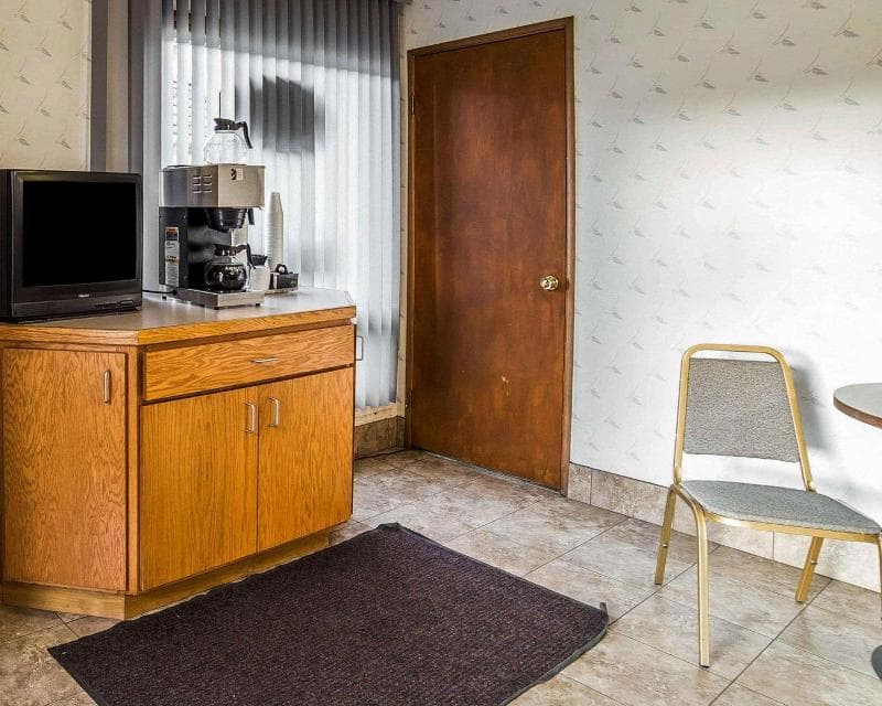 Rodeway Inn & Suites photo 1