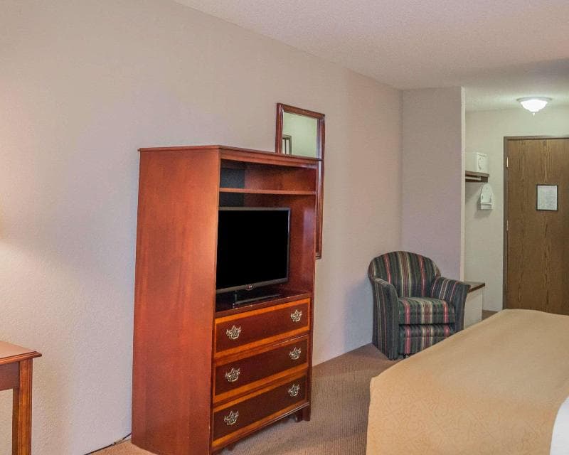 Quality Inn & Suites Manistique 5