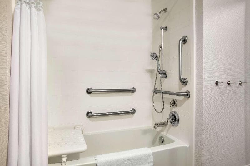 Hampton Inn & Suites Minooka 3