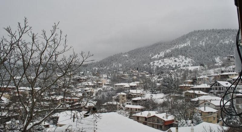 To Balcony Tis Agorianis 4