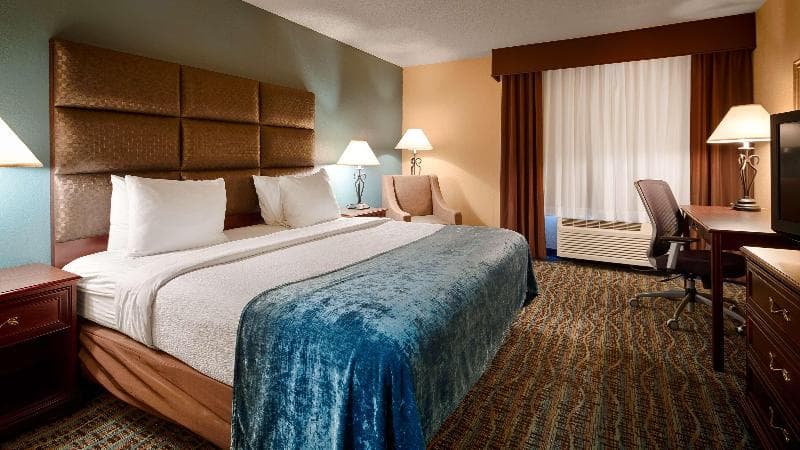 Best Western Holiday Manor 4