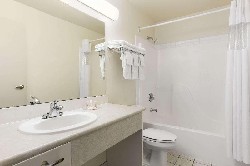 Days Inn By Wyndham Steinbach 4
