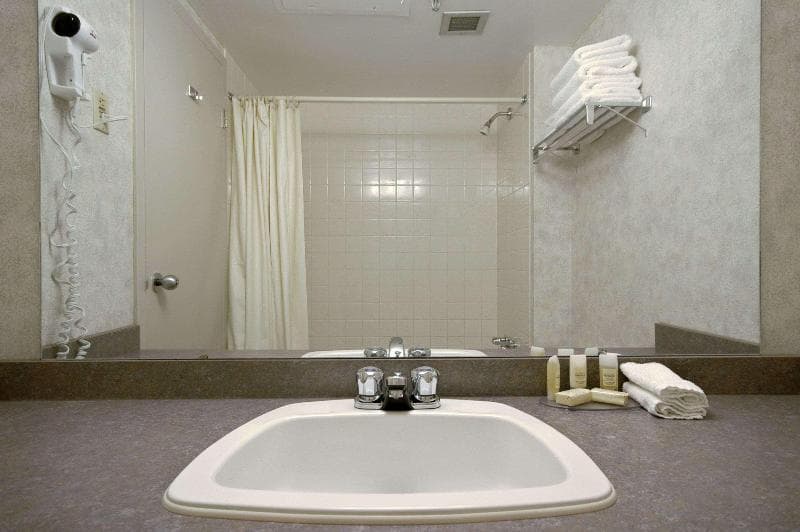 Howard Johnson By Wyndham Portage La Prairie 4