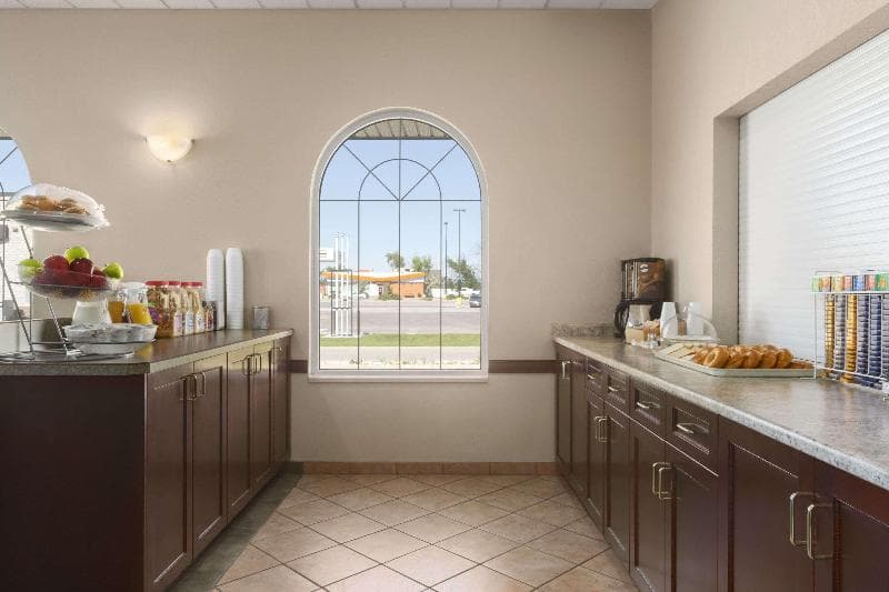 Days Inn & Suites By Wyndham Winkler 3