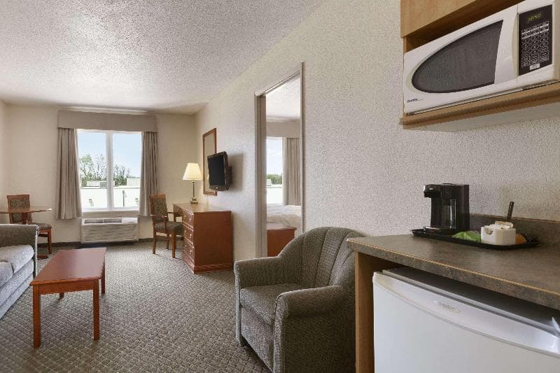 Days Inn & Suites By Wyndham Winkler 4
