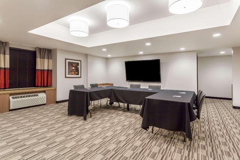 Microtel Inn & Suites By Wyndham Kirkland Lake photo 1