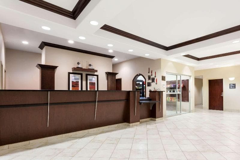 Ramada By Wyndham Weyburn 4