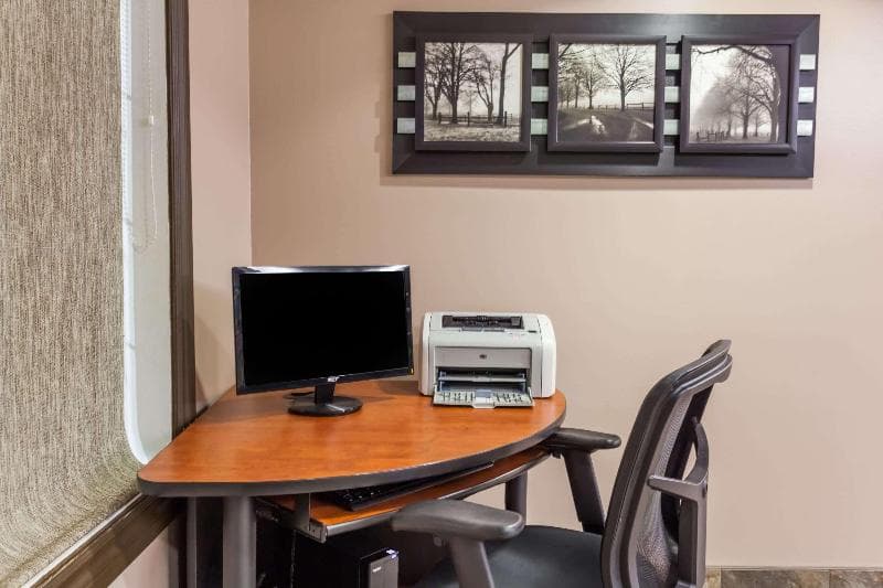 Super 8 By Wyndham Saskatoon Near Saskatoon Airport photo 1