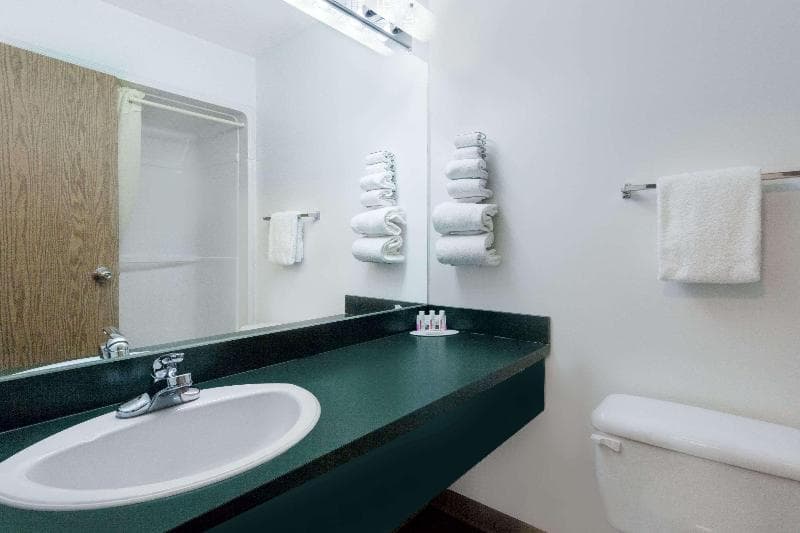 Super 8 By Wyndham Morden 4