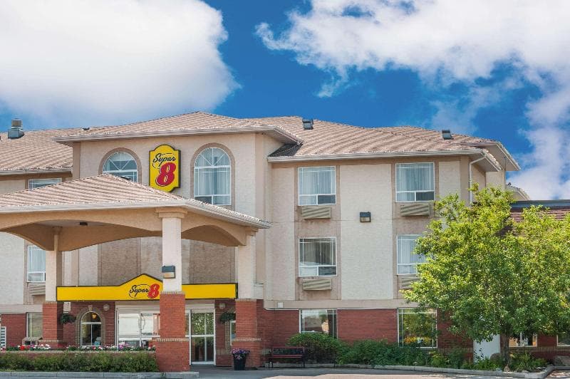 Super 8 by Wyndham High River photo 1