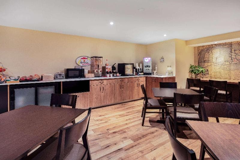 Super 8 By Wyndham Cornwall 3