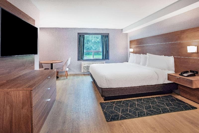 Super 8 By Wyndham Cornwall 4