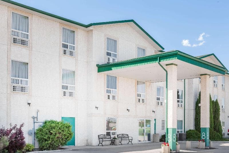 Super 8 by Wyndham Dauphin photo 1